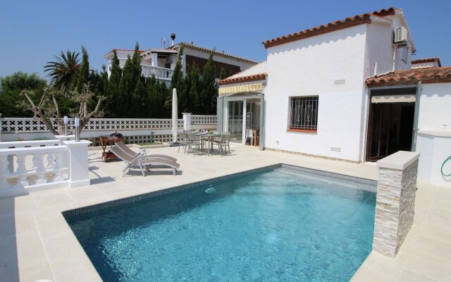 Charming Holiday Home in Empuriabrava With Pool
