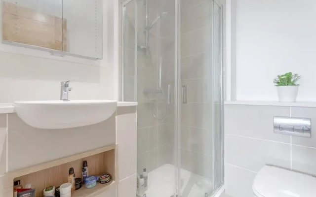 Charming 2 Bedroom Penthouse Apartment in Bethnal Green