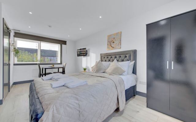 Captivating 1-bed Studio in Feltham