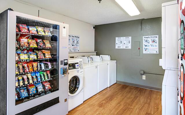 HomeTowne Studios by Red Roof Atlanta - Lawrenceville