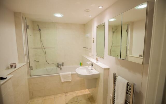 Light And Airy 1Bed Barons Court Flat Lift And Balcony