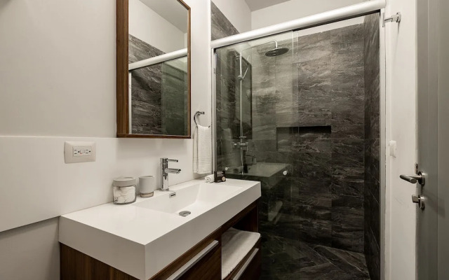 Beautiful New, Modern Condo in La Condesa!