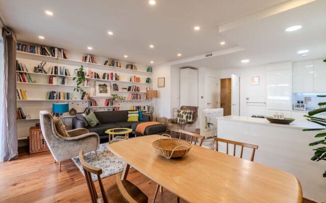 Beautiful Canal-side Flat in Hackney