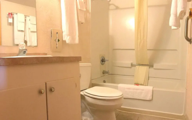 Econo Lodge Watertown