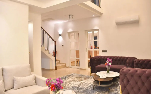 Luxuryhouse-3br-free Car & Driver-balcony-wifi