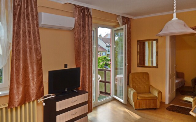 Sunbeam 3-bed Apartment in Eger