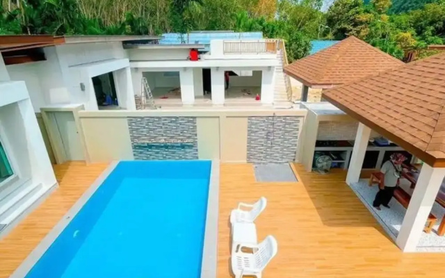 Le poulet poolvilla khanom