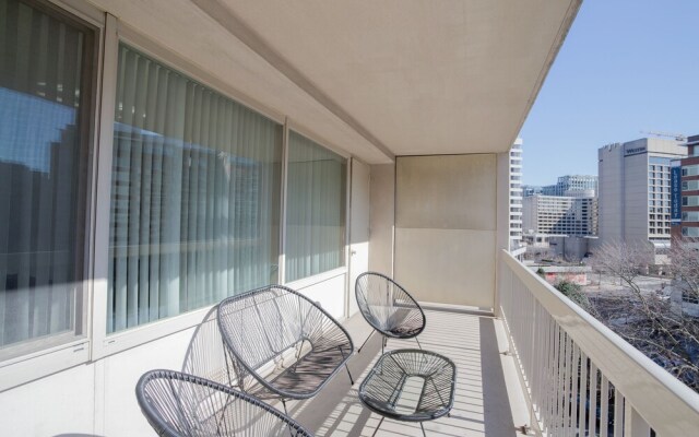 Sensational & Modern apt in Crystal City