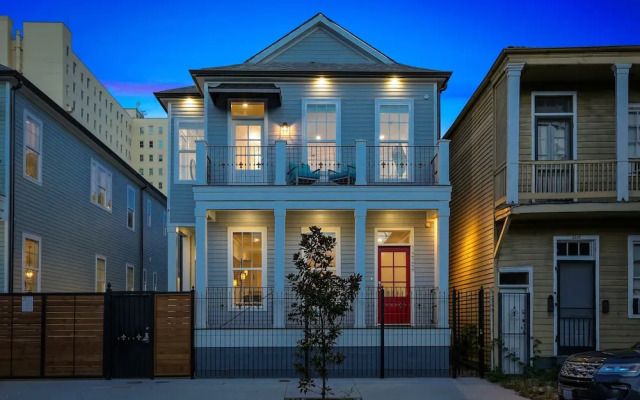 Spacious 4BR Condo with Pool