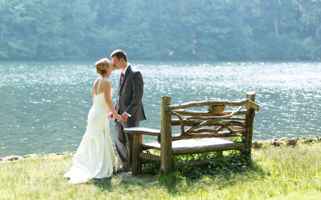 Bear Mountain Inn and Overlook Lodge