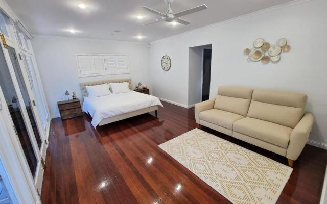 Absolute Beachfront 4 Bedroom Luxury Holiday Home