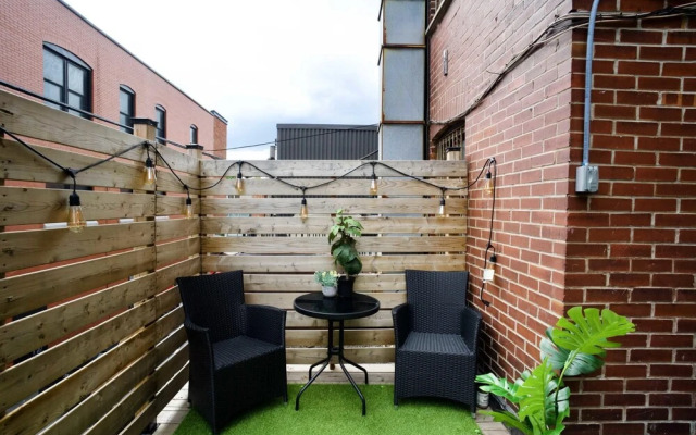 M11 Upscale Comfy Studio w AC in Perfect Location