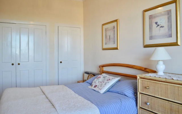 Traditional 3 Bedroom Apartment in Edinburgh's New Town