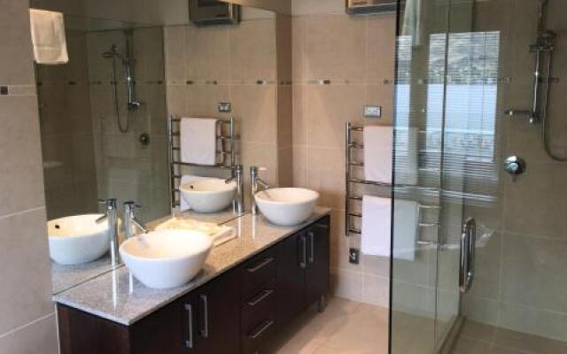 Lakeview Heights Luxury Apartment 2