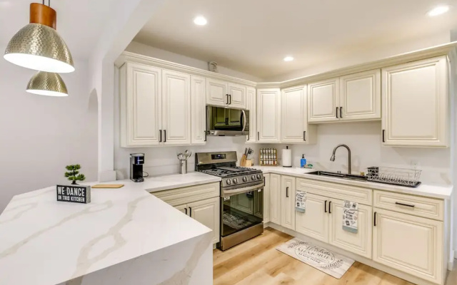 East Los Angeles Home - 7 Mi to Downtown!