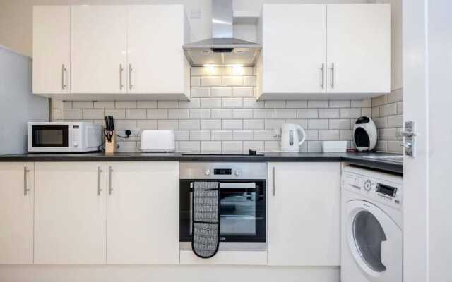 Homely Spaces Apt A, Large Studio W/king, 2guests