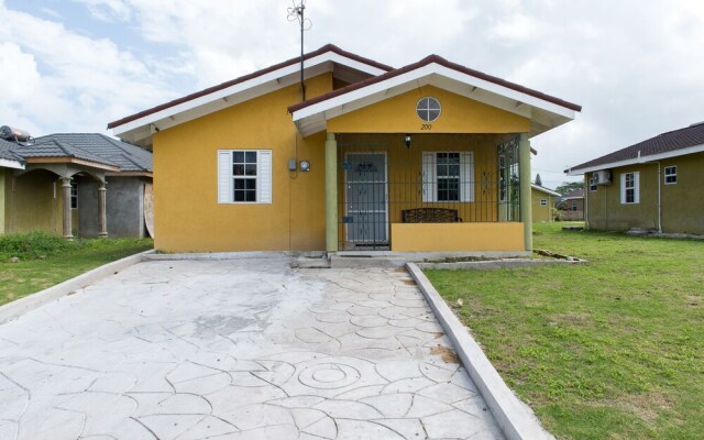 Ocho Rios Beach House at Dax Hall