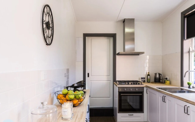 1 Bedroom Unit Close To Shops & Transport