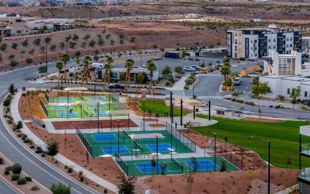 Dreamy Lagoon 2 Bedroom Condo