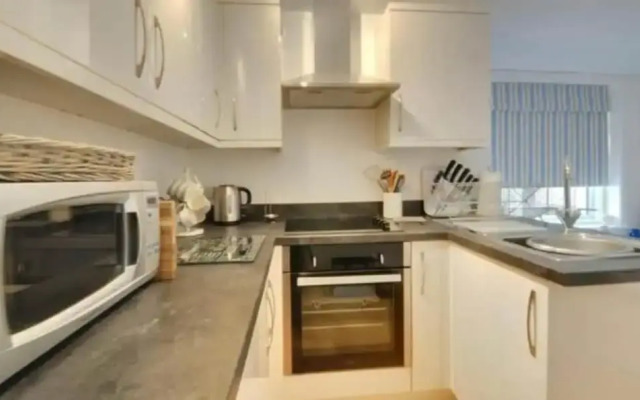 2bdr- sea Breeze - Family Friendly- Parking-int