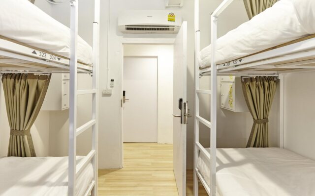 LiveItUp Chitlom Hostel