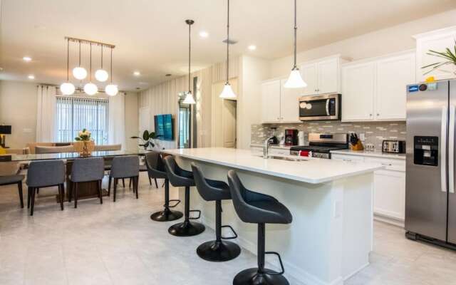 Beautiful Themed Vacation Home With Pool St5509