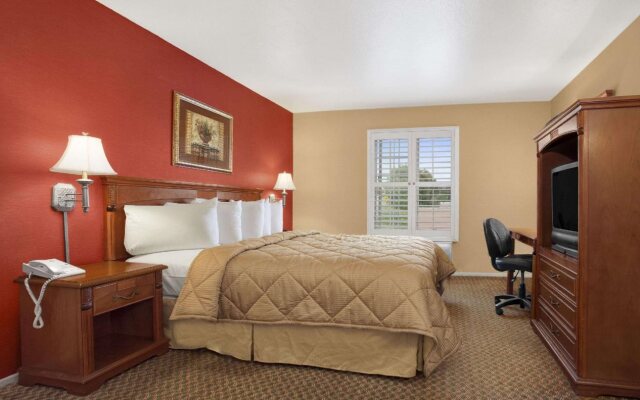 Travelodge Inn & Suites by Wyndham Gardena CA