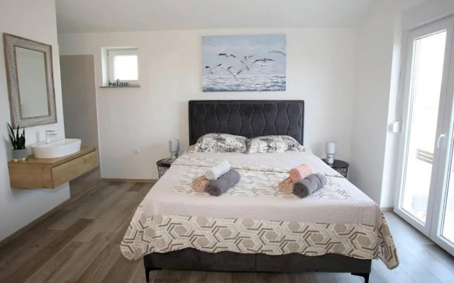 Beautiful vacation House Hana with pool