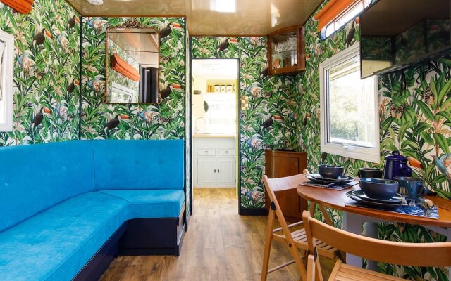 The Showman s Carriage King Bed Close to Beach