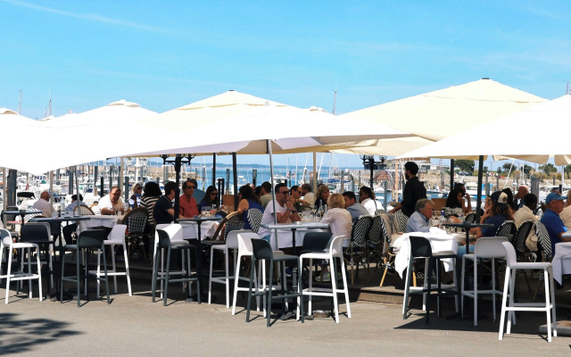 LES SUITES DU PORT by Le Saint Ferdinand