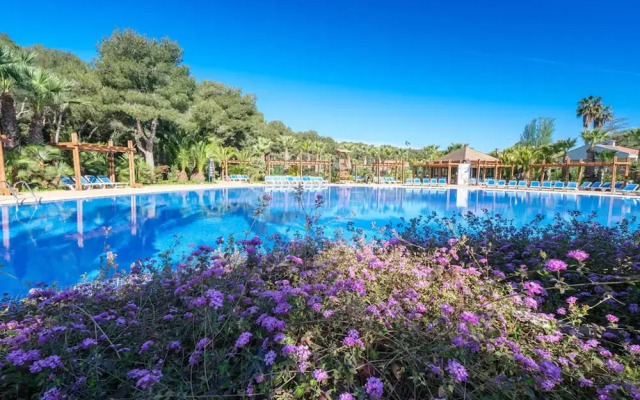 Beautiful Wooden Bungalow With Shared Pool