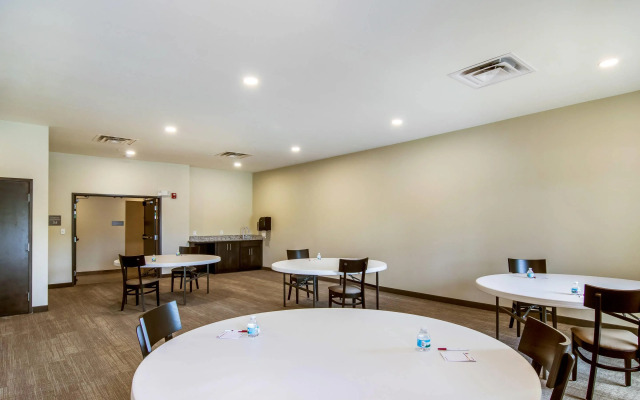 Comfort Suites Wooster near University Campus