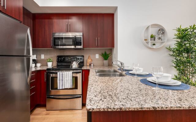QuickStay - Elegant & Modern Condo, CN Tower Views