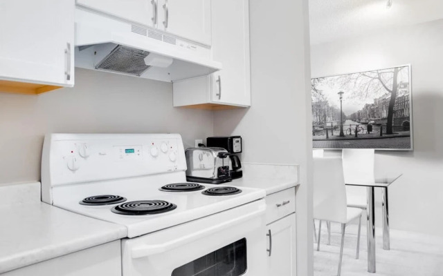 Stylish and Cozy Eau Claire 2BR With Gym Coffee