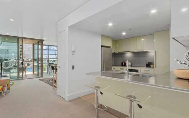 Viaduct Marina Executive -Parking & Pool