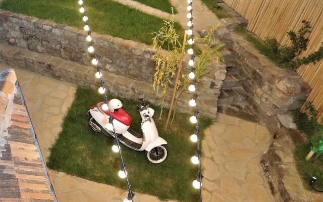 Falcon Apartments - Terrace