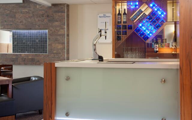 Holiday Inn Express London Gatwick - Crawley by IHG