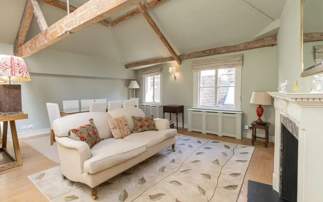 JOIVY Elegant 2-Bed Mews Flat Near Buckingham Palace