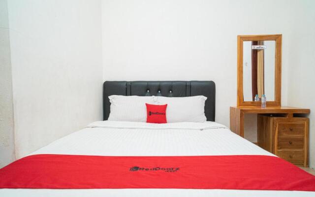 OYO 2986 D and a Guesthouse Syariah And Rent Car
