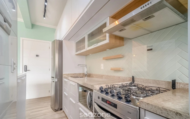 Apt w/ Gourmet Balcony 800m From the Beach Cbe0201