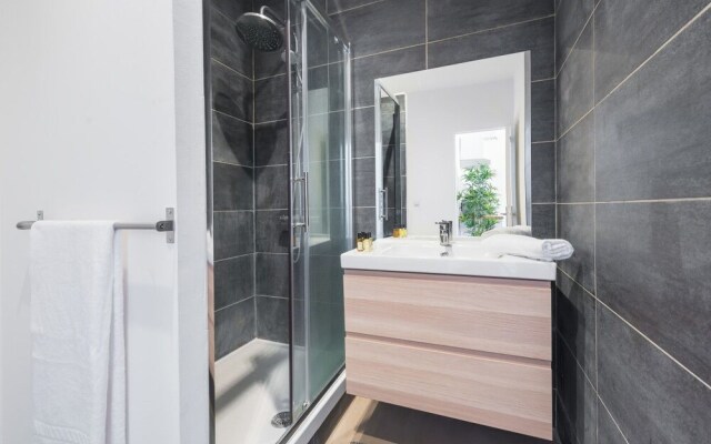 Modern 1 Bedroom Apartment "rue de le Loge"!