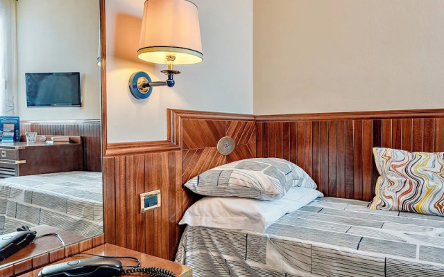 Hotel in Cecina just 100 mt from the sea