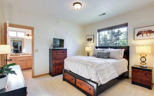 Cozy Livingston Condo w/ Balcony & Mtn View!
