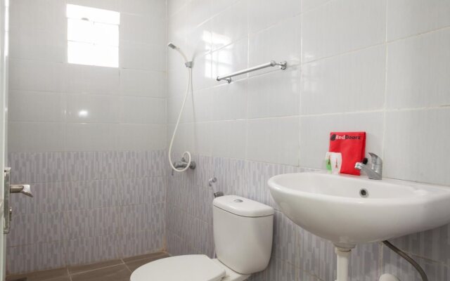 RedDoorz Plus near Songgoriti Temple