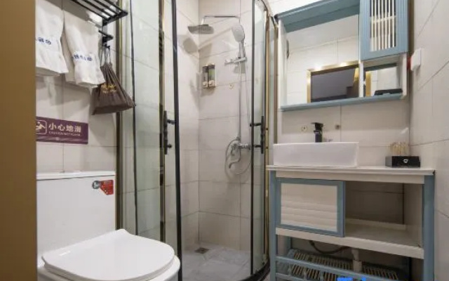 Yilong Yunshang Time Light Luxury Homestay – Bathroom – Nanchong