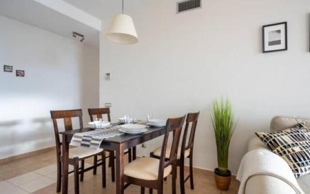 2BR poolfront family apartment WIFI and Near beach