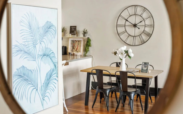 Spacious 2Br In Cbd Pool Gym Parking