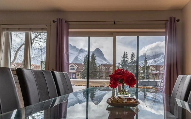 P1 - Private Hot Tub - 3 Bedroom Home - Mountain View