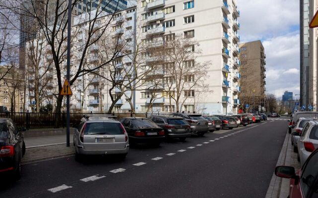 Rondo ONZ Sunny Apartment