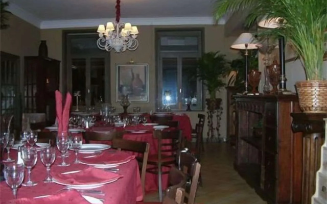 Logis Hôtel-Restaurant Le Moulin D'Artres